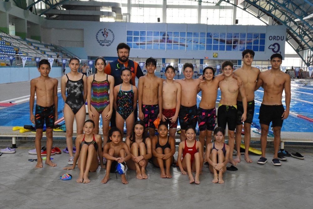 Genç yüzücüler, şampiyonluk için az boyu antrenman yaptı