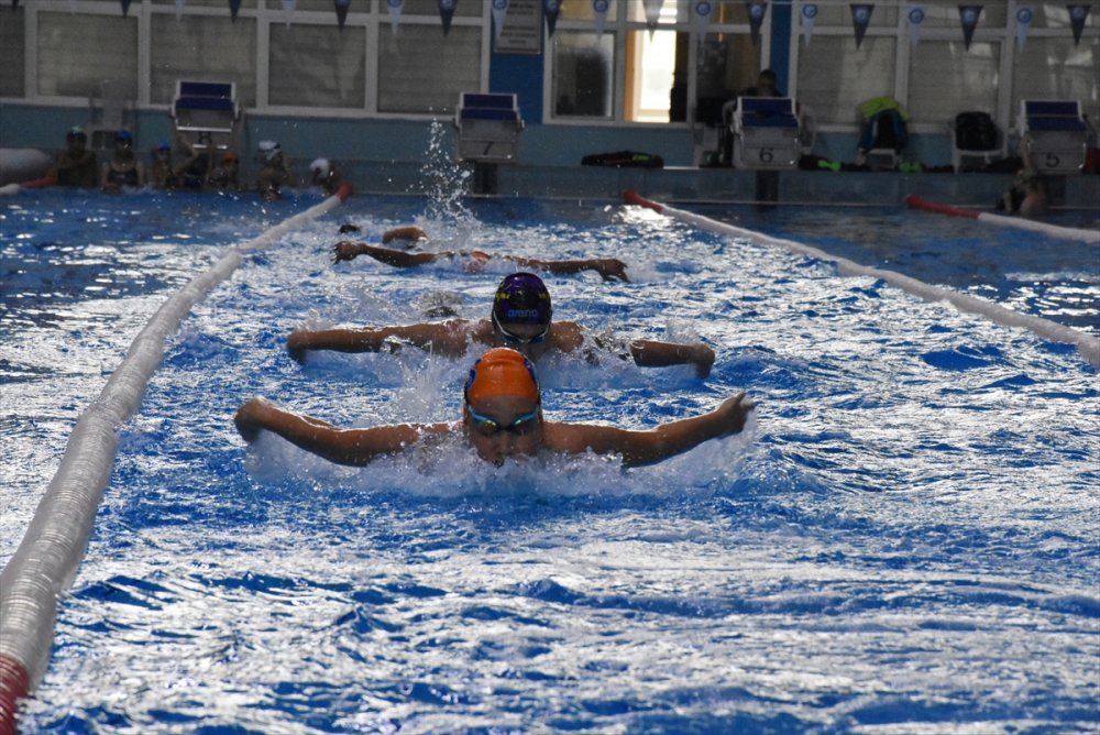 Genç yüzücüler, şampiyonluk için az boyu antrenman yaptı