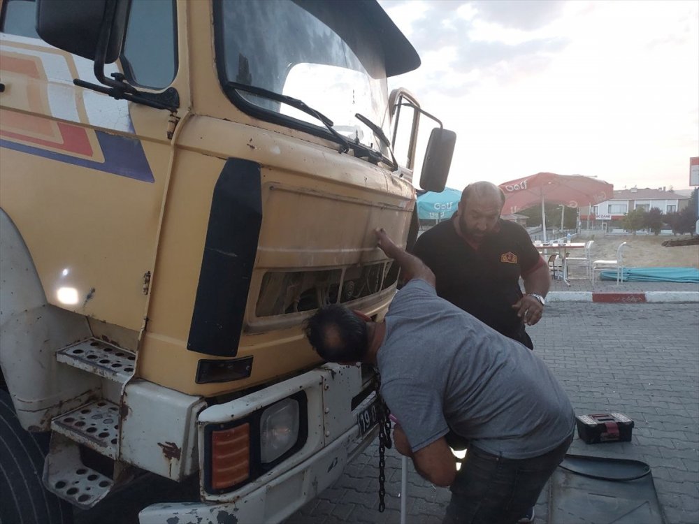 Çorum'da vincin motor bölümünde sıkışan kediyi itfaiye kurtardı