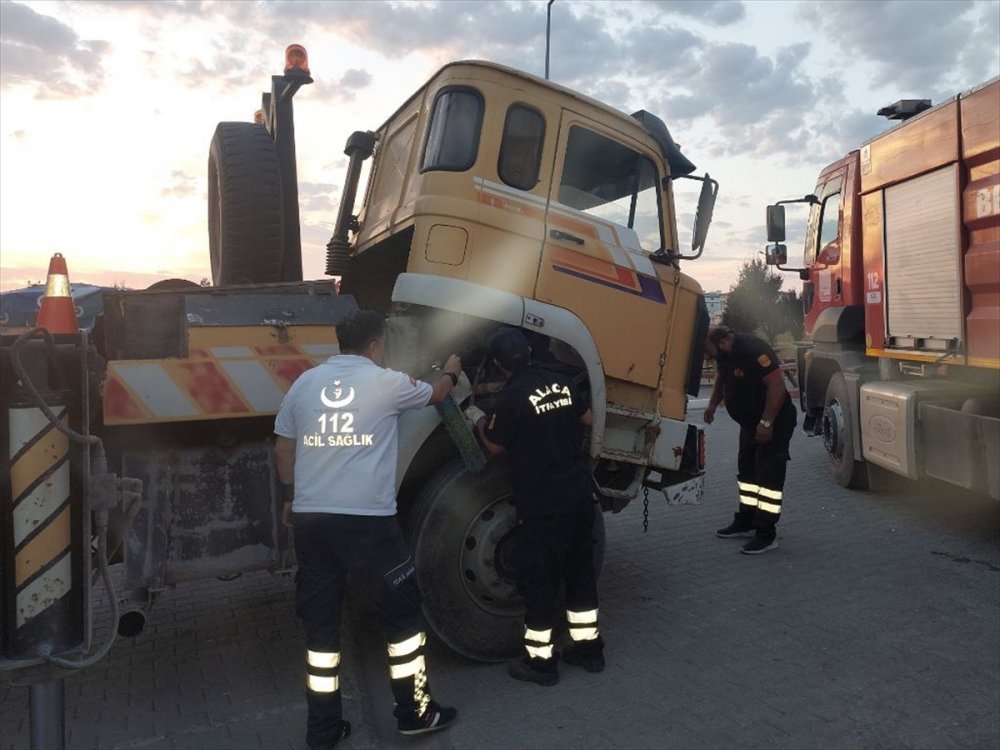 Çorum'da vincin motor bölümünde sıkışan kediyi itfaiye kurtardı