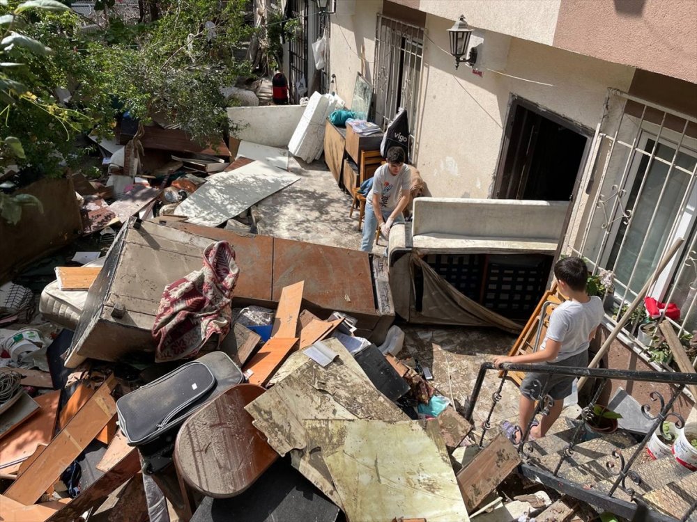 İstanbul'da selin yaşandığı bölgelerde temizlik çalışmaları sürüyor