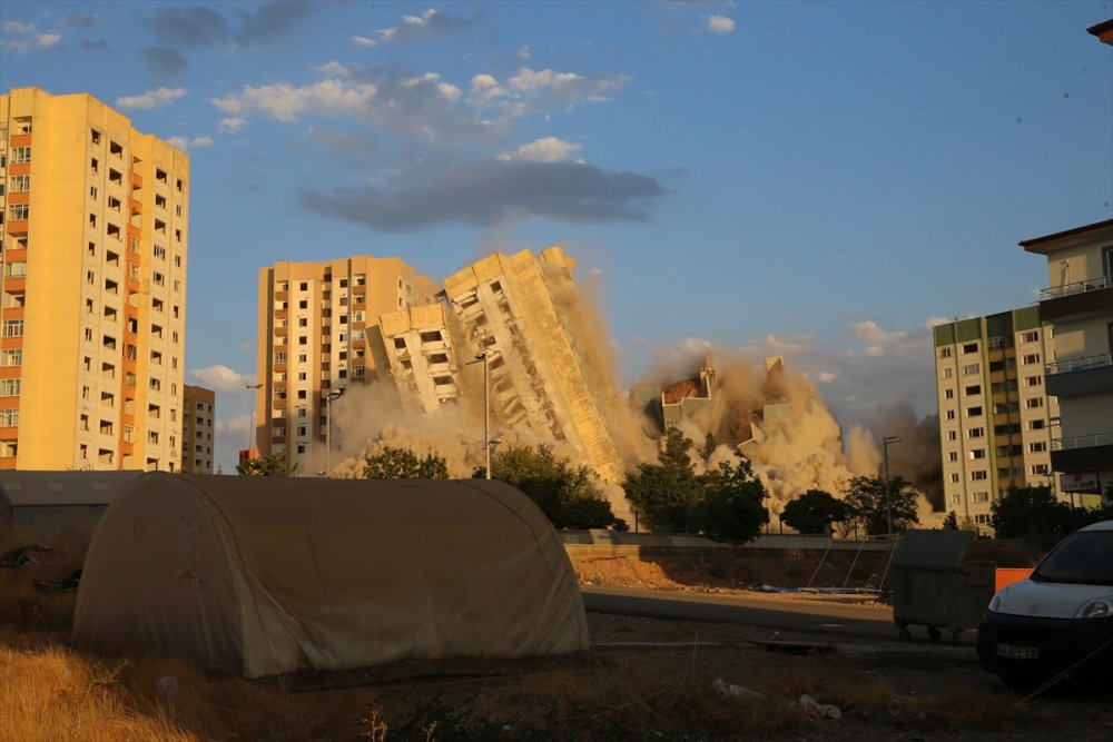 Malatya'da ağır hasarlı 2 bina patlayıcıyla yıkıldı