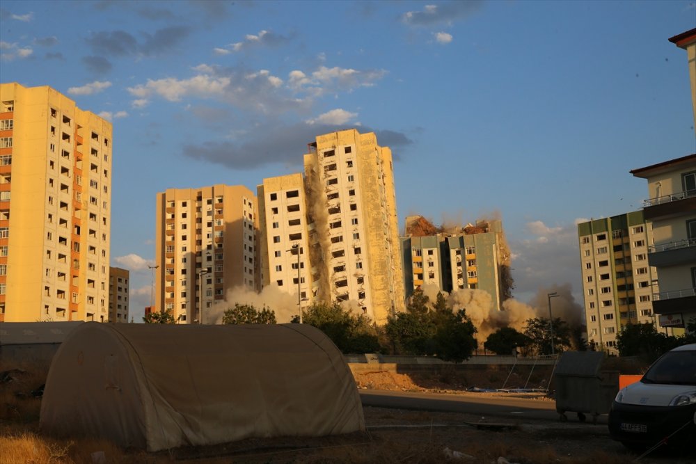 Malatya'da ağır hasarlı 2 bina patlayıcıyla yıkıldı