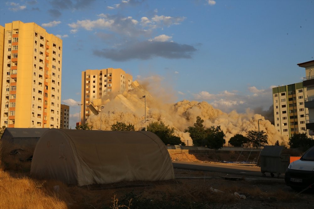 Malatya'da ağır hasarlı 2 bina patlayıcıyla yıkıldı