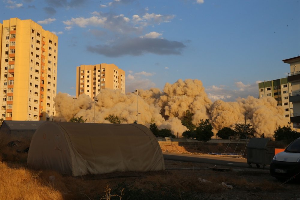 Malatya'da ağır hasarlı 2 bina patlayıcıyla yıkıldı