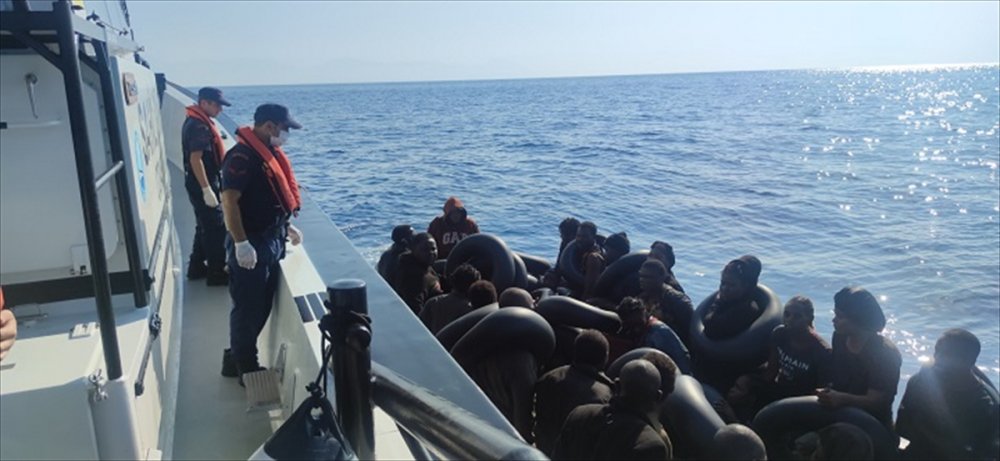 Muğla açıklarında 46 düzensiz göçmen kurtarıldı, 38 düzensiz göçmen yakalandı