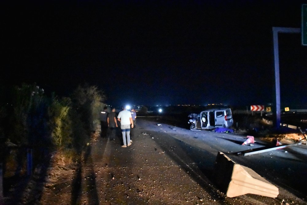 Otomobilin güvenlik kulübesine çarptığı kazada 1 kişi öldü, 3 kişi yaralandı