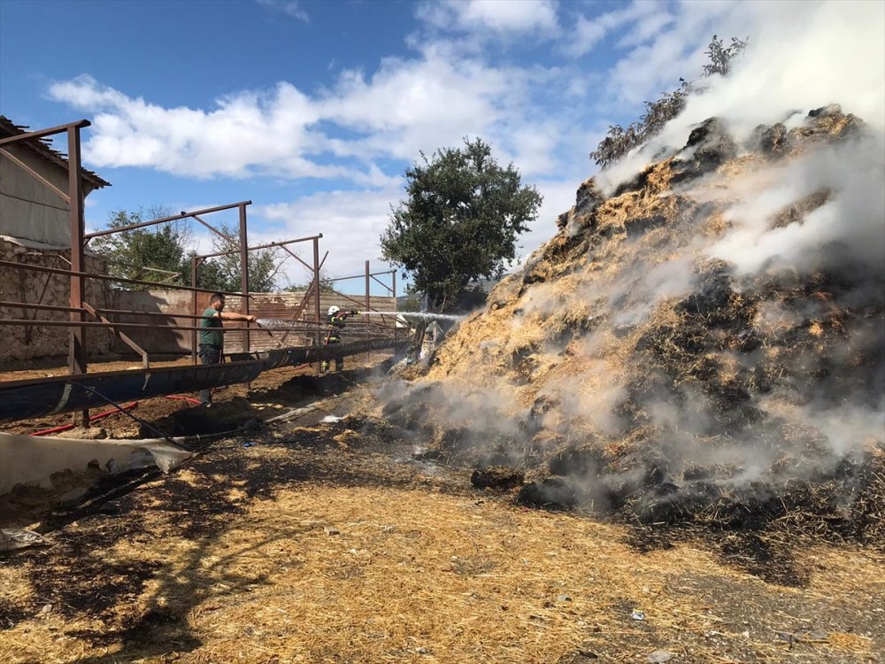 60 ton saman balyası yandı