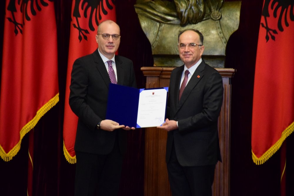 Arnavutluk’ta yeni bakanlar yemin etti