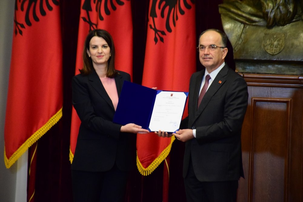 Arnavutluk’ta yeni bakanlar yemin etti