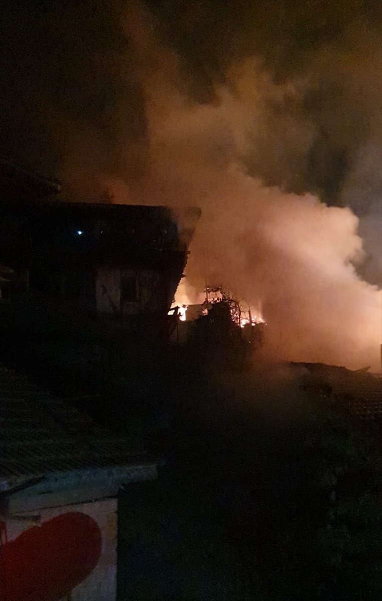 Çorum'da 2 ev 1 samanlık yandı