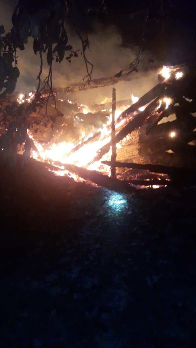 Çorum'da 2 ev 1 samanlık yandı