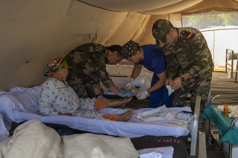 Fas'ta depremzedeler için sahra hastaneleri kuruldu