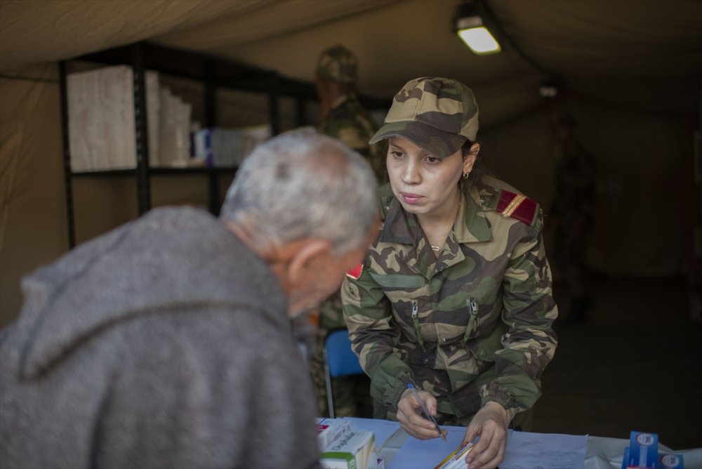 Fas'ta depremzedeler için sahra hastaneleri kuruldu