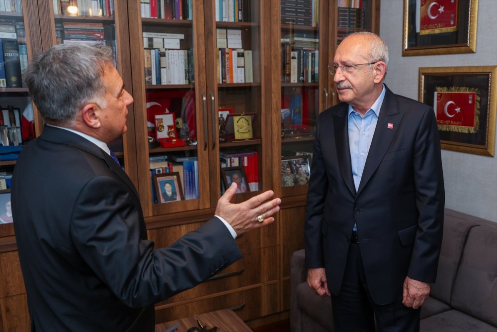 Kılıçdaroğlu, esrarengiz şekilde ölen Dorukhan Büyükışık'ın ailesini ziyaret etti