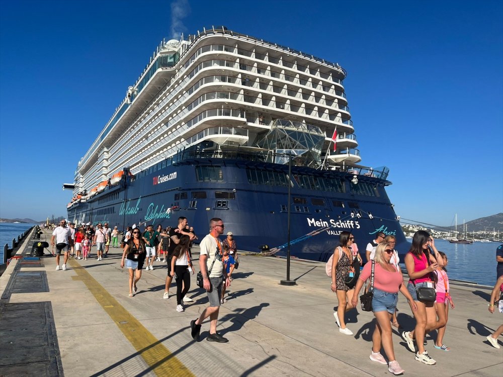 Bodrum'a "Mein Schiff 5" kruvaziyeriyle 2 bin 601 turist geldi