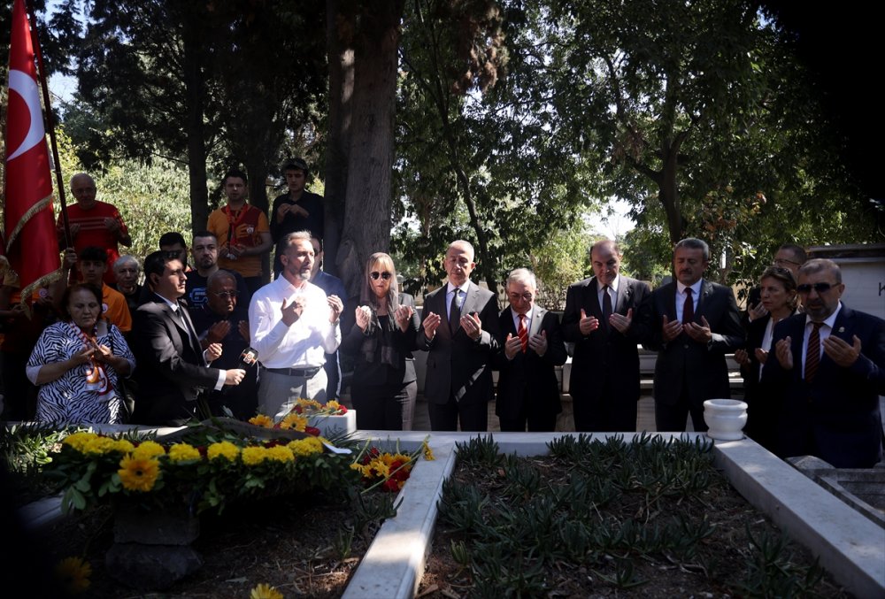 "Taçsız Kral" Metin Oktay, kabrinde anıldı