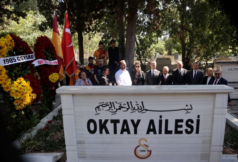 "Taçsız Kral" Metin Oktay, kabrinde anıldı