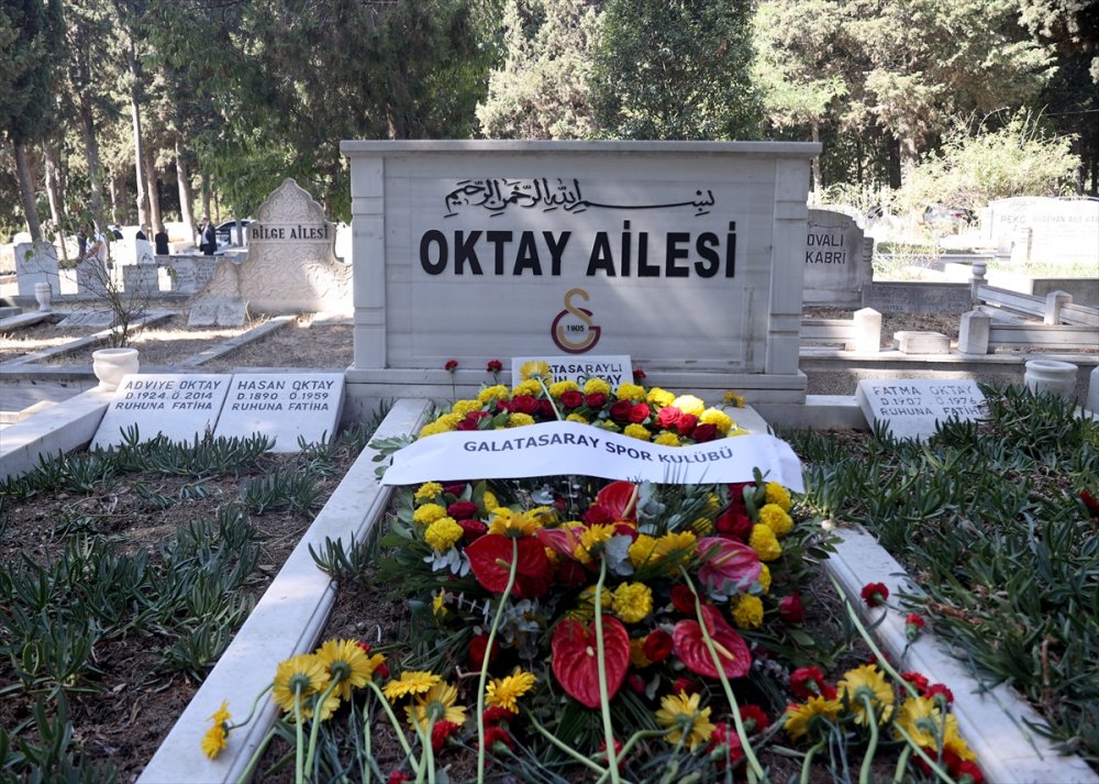 "Taçsız Kral" Metin Oktay, kabrinde anıldı