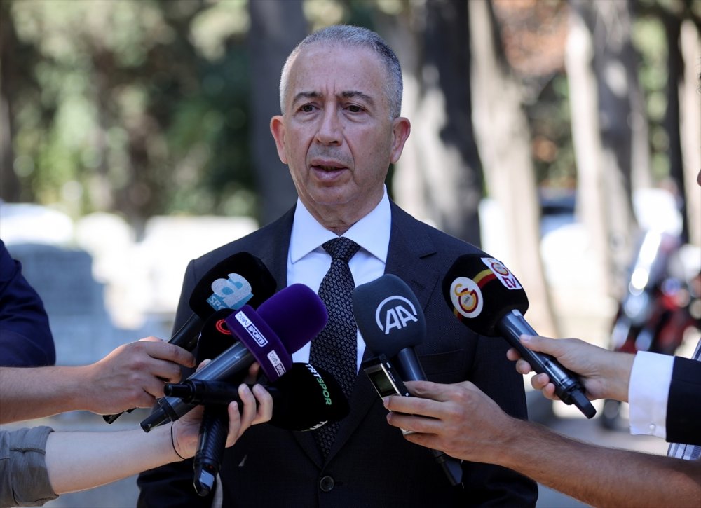 "Taçsız Kral" Metin Oktay, kabrinde anıldı