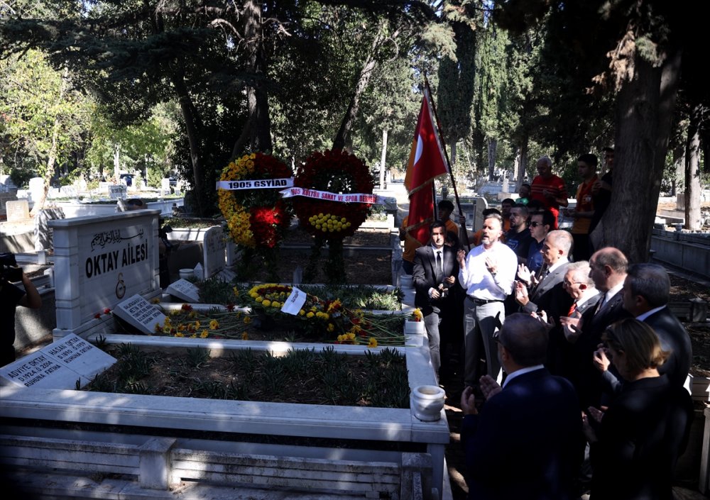 "Taçsız Kral" Metin Oktay, kabrinde anıldı