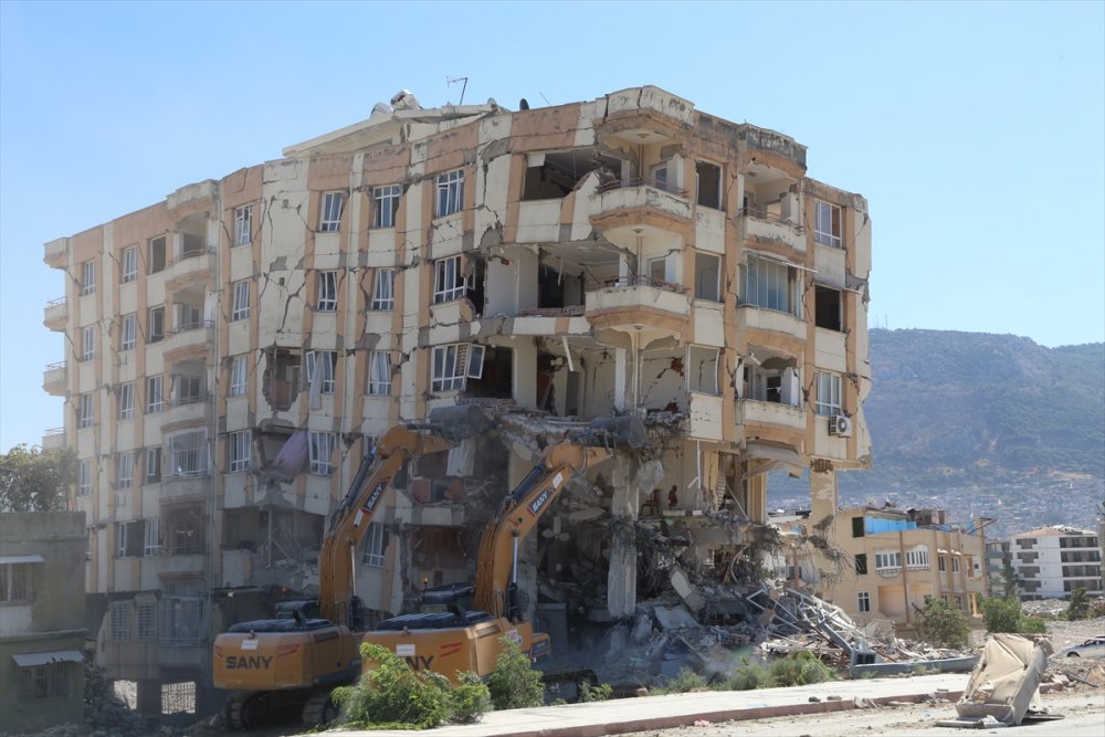 Ağır hasarlı binalar yıkıldı