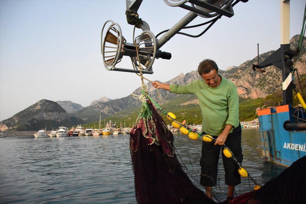 Akdenizli balıkçılar denize açıldı