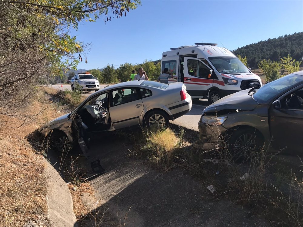 İki aracın çarpıştığı kazada 6 yaralı