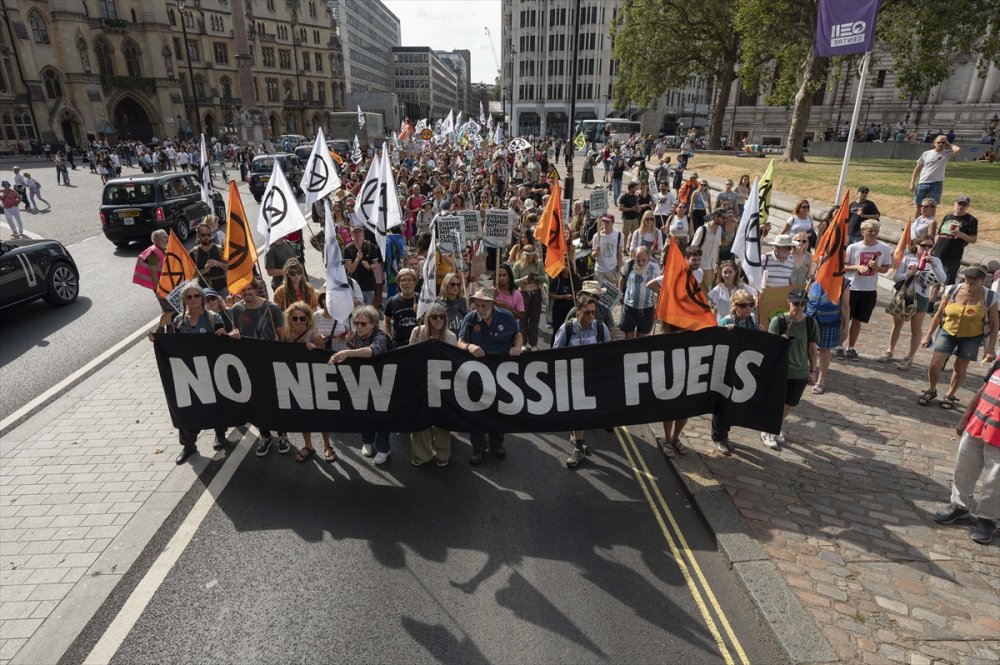 Londra'da fosil yakıta karşı gösteri düzenlendi