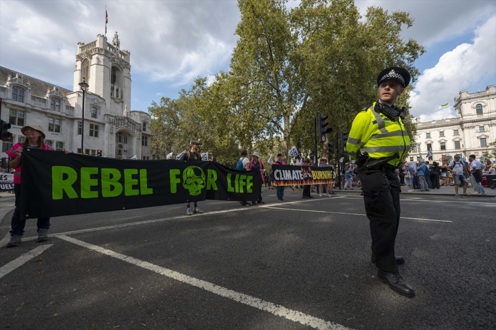 Londra'da fosil yakıta karşı gösteri düzenlendi