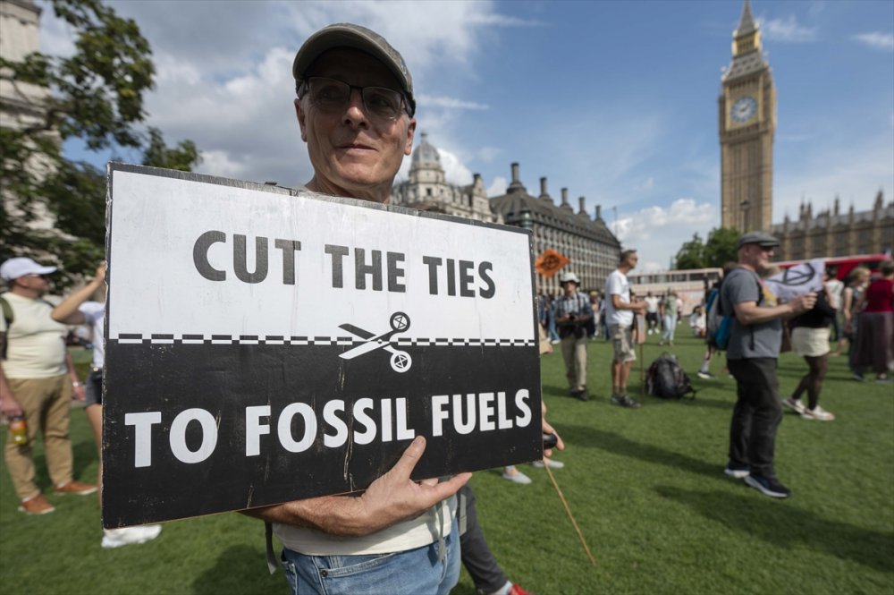 Londra'da fosil yakıta karşı gösteri düzenlendi