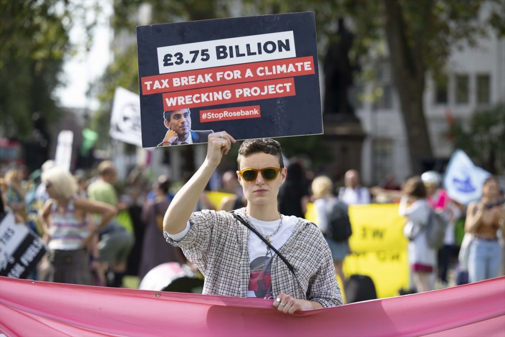 Londra'da fosil yakıta karşı gösteri düzenlendi