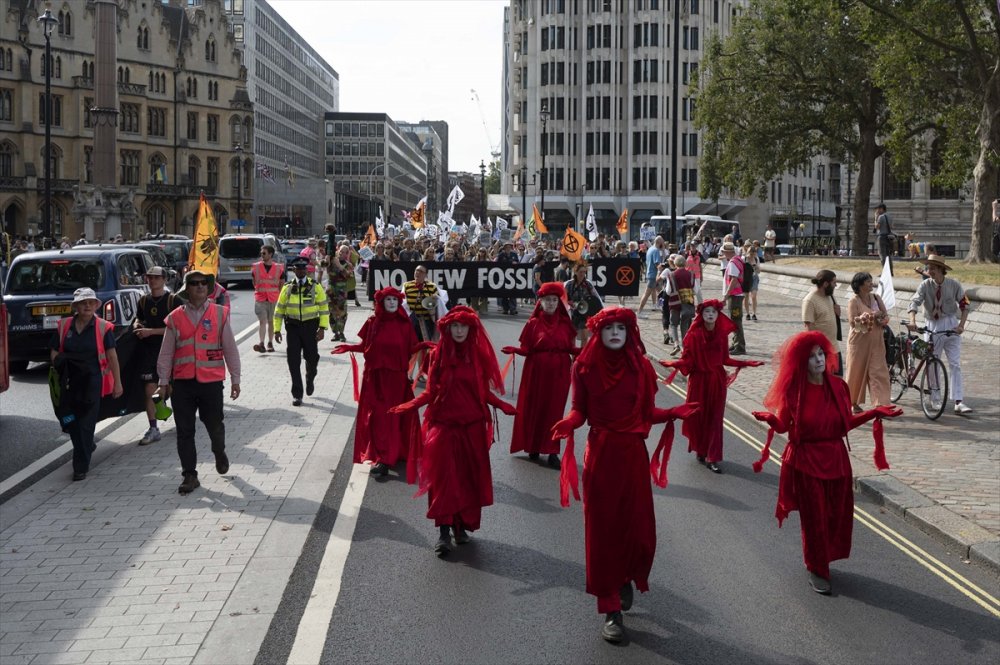 Londra'da fosil yakıta karşı gösteri düzenlendi