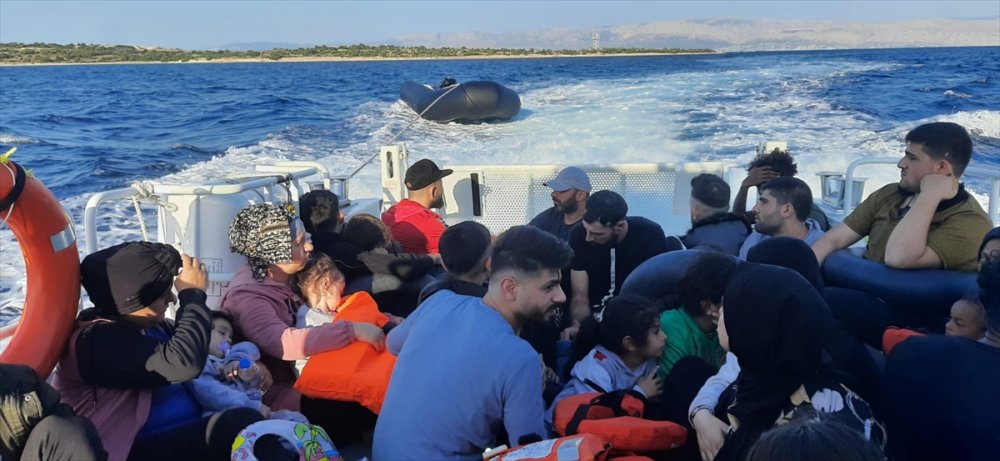 İzmir açıklarında 228 düzensiz göçmen yakalandı
