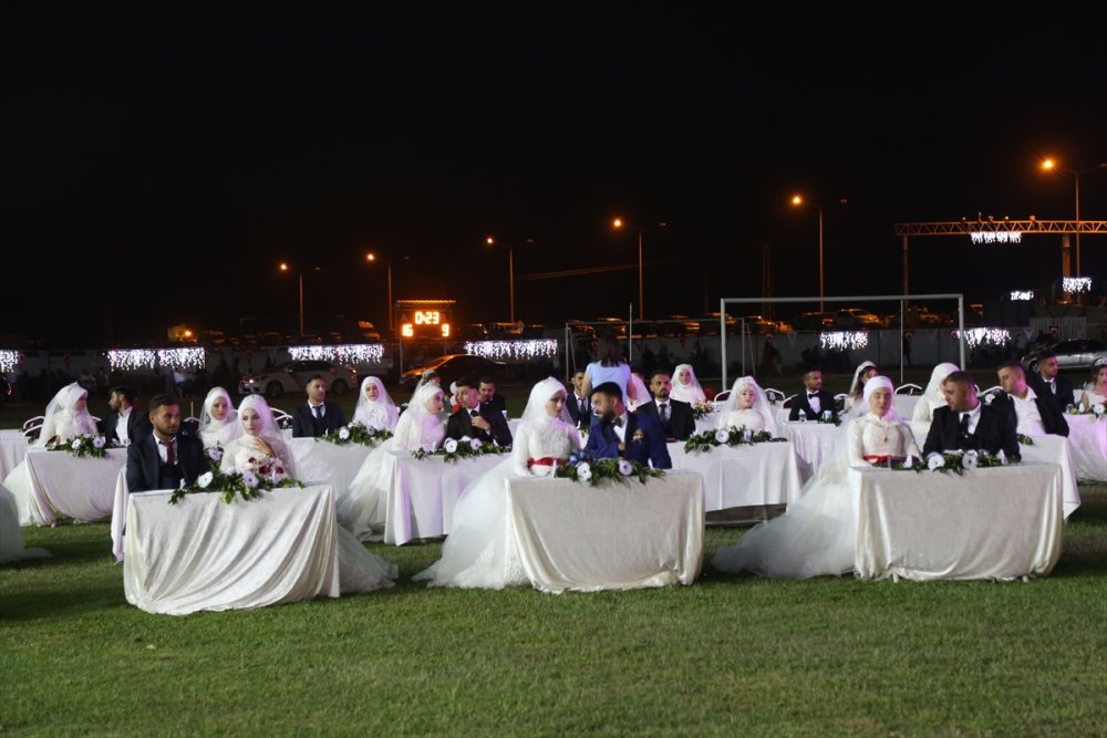 Vakıflar Hatay'da 100 depremzede çifti nikah için sevindirdi