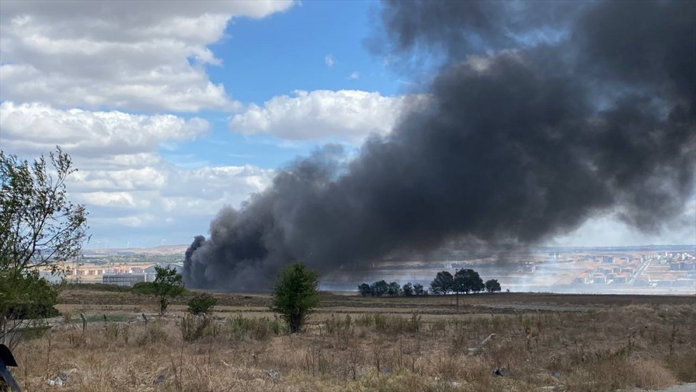 Fabrika yangınına ekipler müdahale ediyor