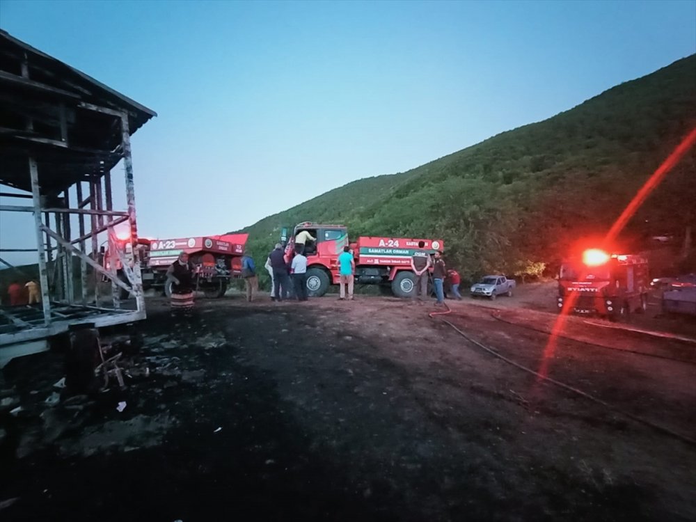 Yangında samanlık ve baraka zarar gördü