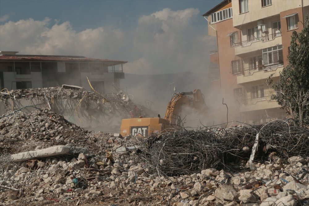 Ağır hasarlı 4 bina ve köprü yıkıldı