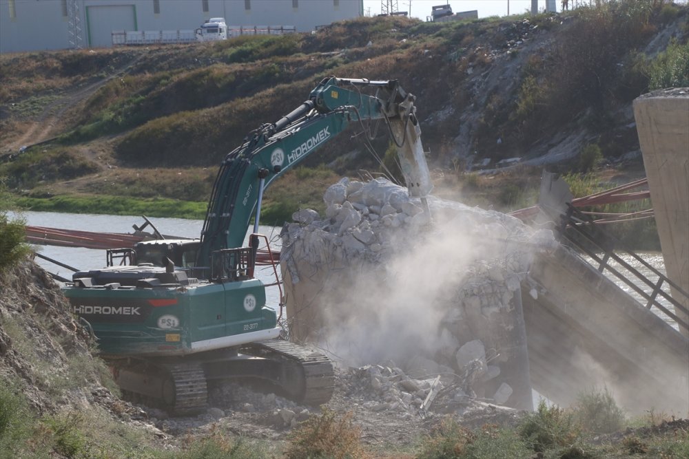 Ağır hasarlı 4 bina ve köprü yıkıldı