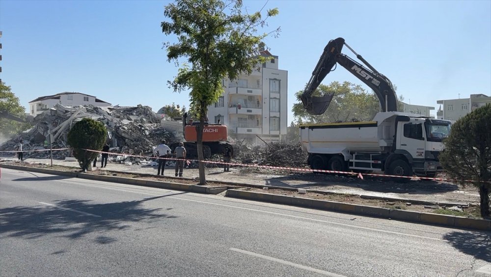 Ağır hasarlı binaların yarısından fazlası tamamlandı