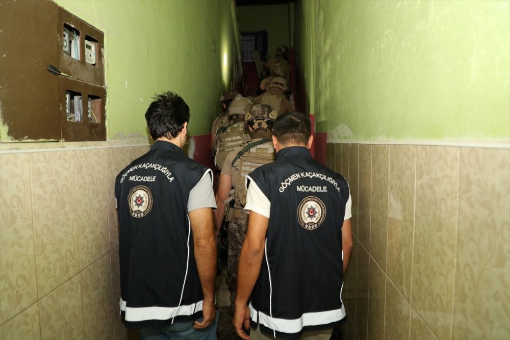 Mülteci kaçakçılığı yapan 3 kişi tutuklandı