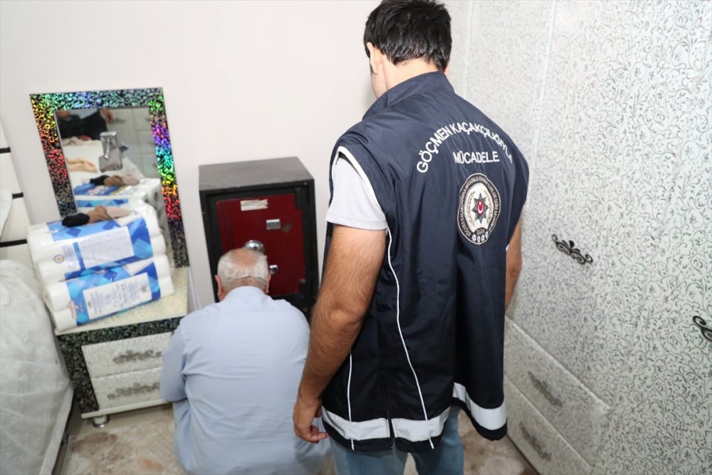 Mülteci kaçakçılığı yapan 3 kişi tutuklandı