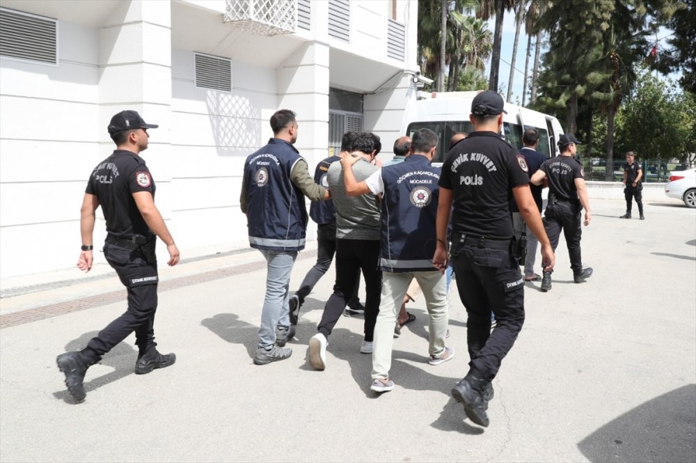 Mülteci kaçakçılığı yapan 3 kişi tutuklandı