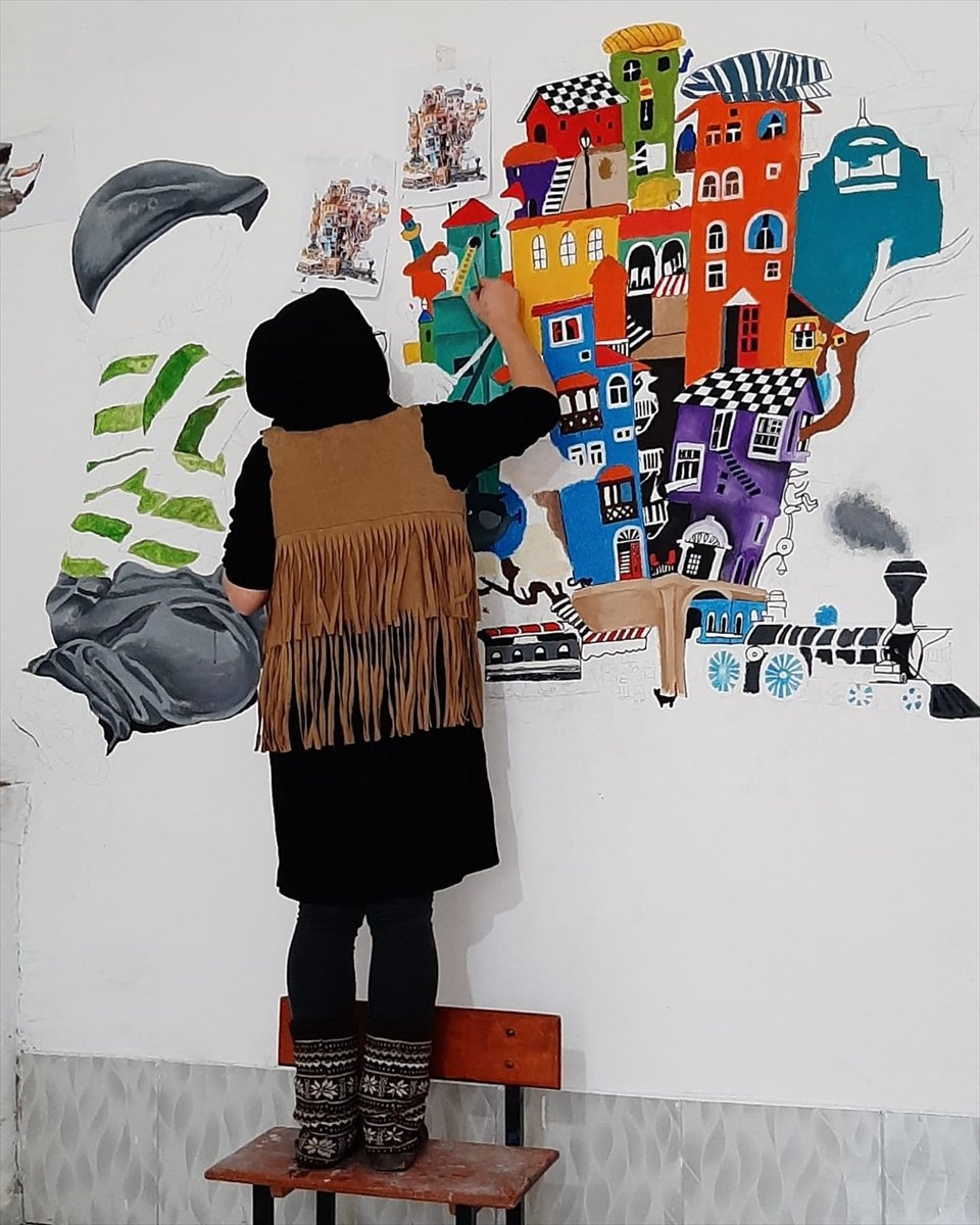 Okul ve kurum duvarlarını resimlerle süsleniyor