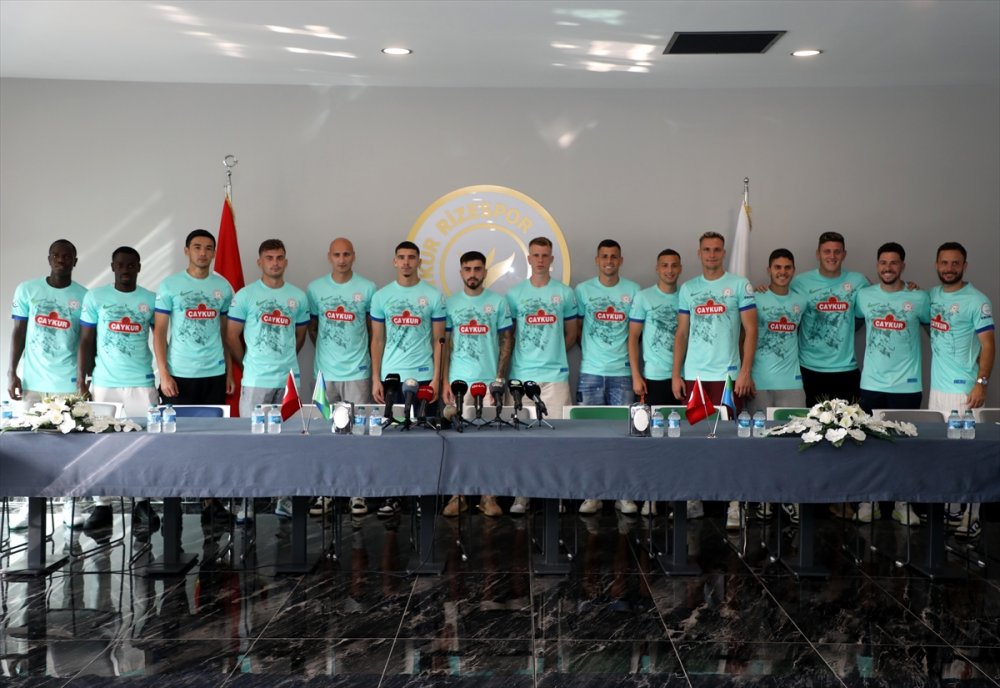 Çaykur Rizespor'da 15 yeni transferler tanıtıldı