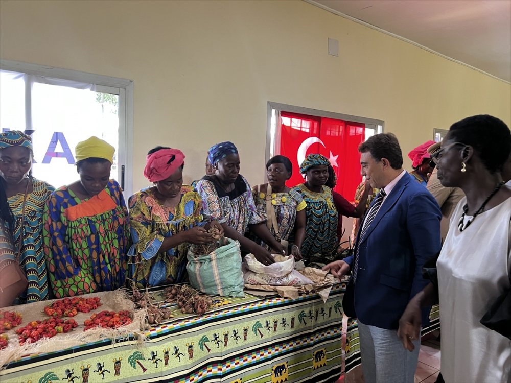 TİKA, Kamerun'da El Sanatları Merkezi ve Kadın Evi inşa etti