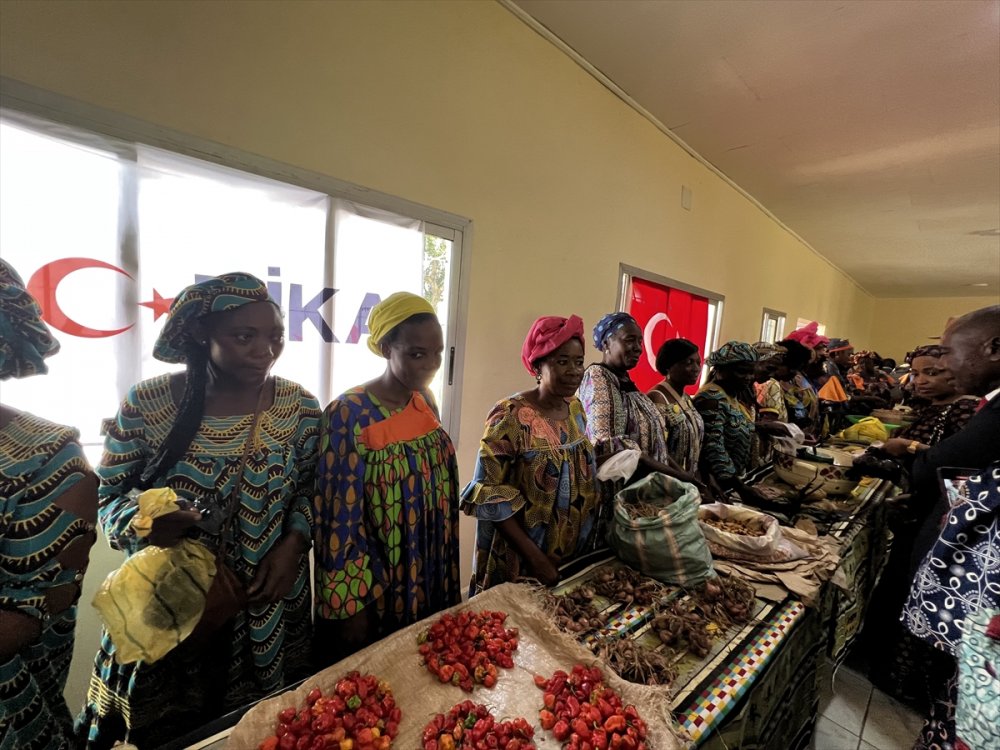 TİKA, Kamerun'da El Sanatları Merkezi ve Kadın Evi inşa etti