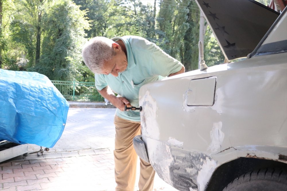 73 yaşındaki kaportacı çalışmaya devam ediyor