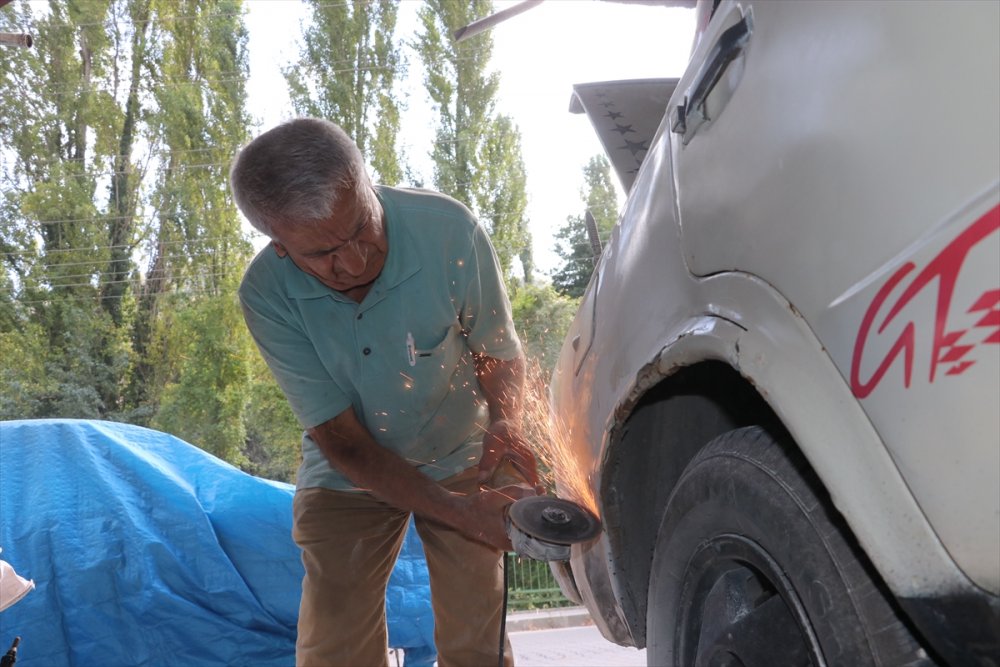 73 yaşındaki kaportacı çalışmaya devam ediyor