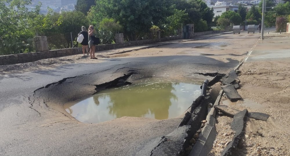 Bodrum'da içme suyu isale hattı patladı asfalt yarıldı